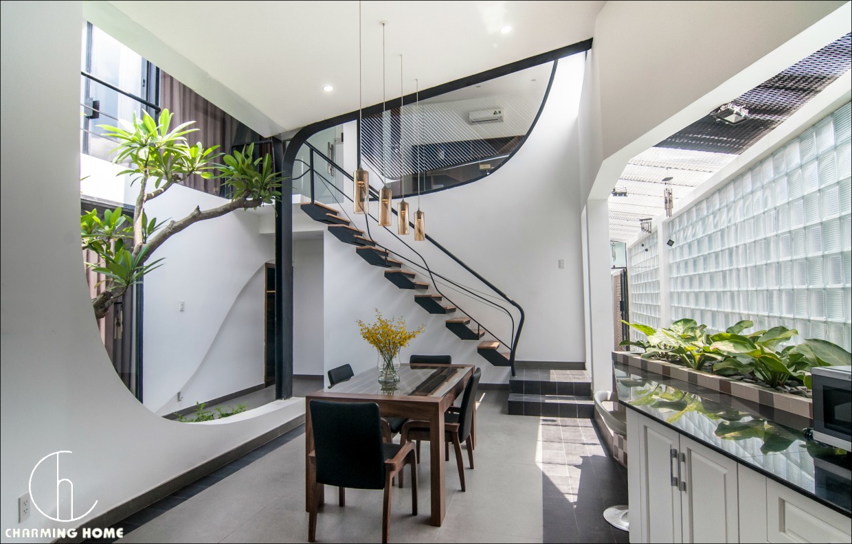 Thiết kế nội thất trong hẻm của chúng tôi đặc biệt lưu ý đến khả năng tối ưu không gian và ánh sáng tự nhiên. Bằng cách áp dụng kiến trúc xanh và sử dụng vật liệu thân thiện với môi trường, chúng tôi giúp bạn tạo ra một không gian sống thoải mái và gần gũi với thiên nhiên.